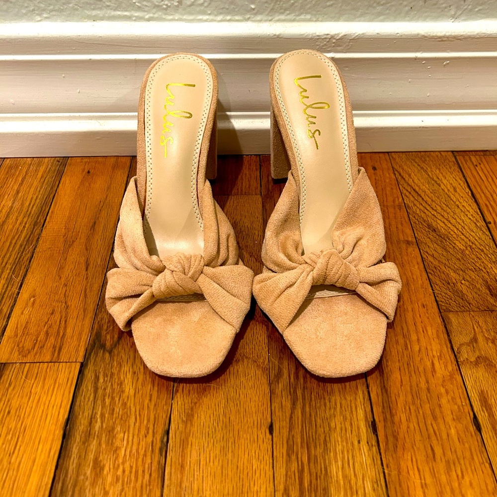 Comfy heels with bow
